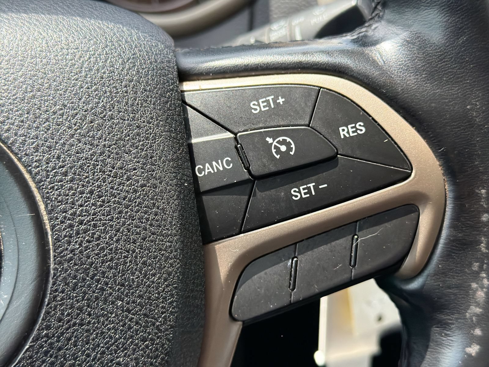 Used 2017 Jeep Cherokee Latitude w/ Cold Weather Group AWD/4WD image 25
