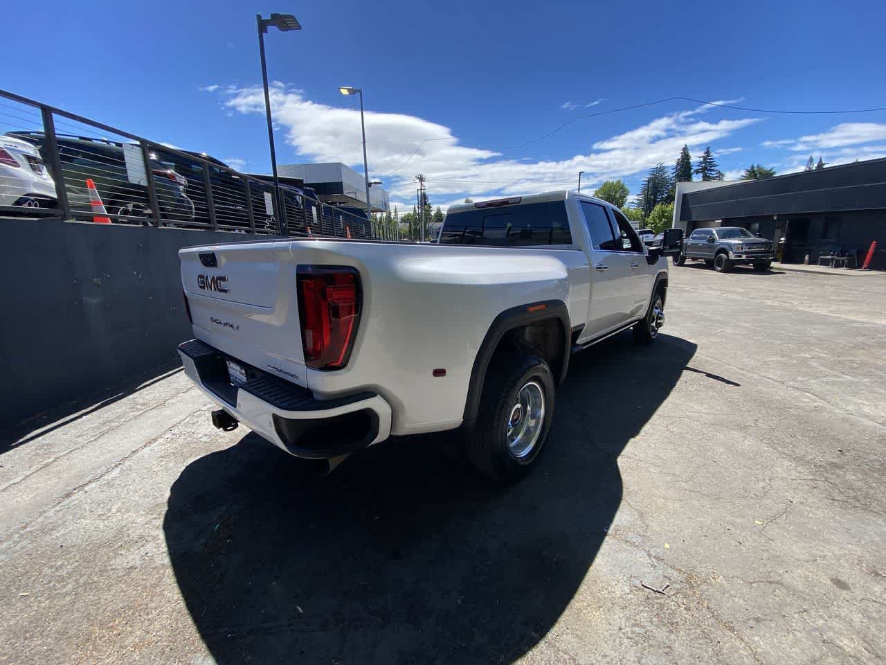 Used 2023 GMC Sierra 3500 Denali w/ Denali Ultimate Package AWD/4WD image 6