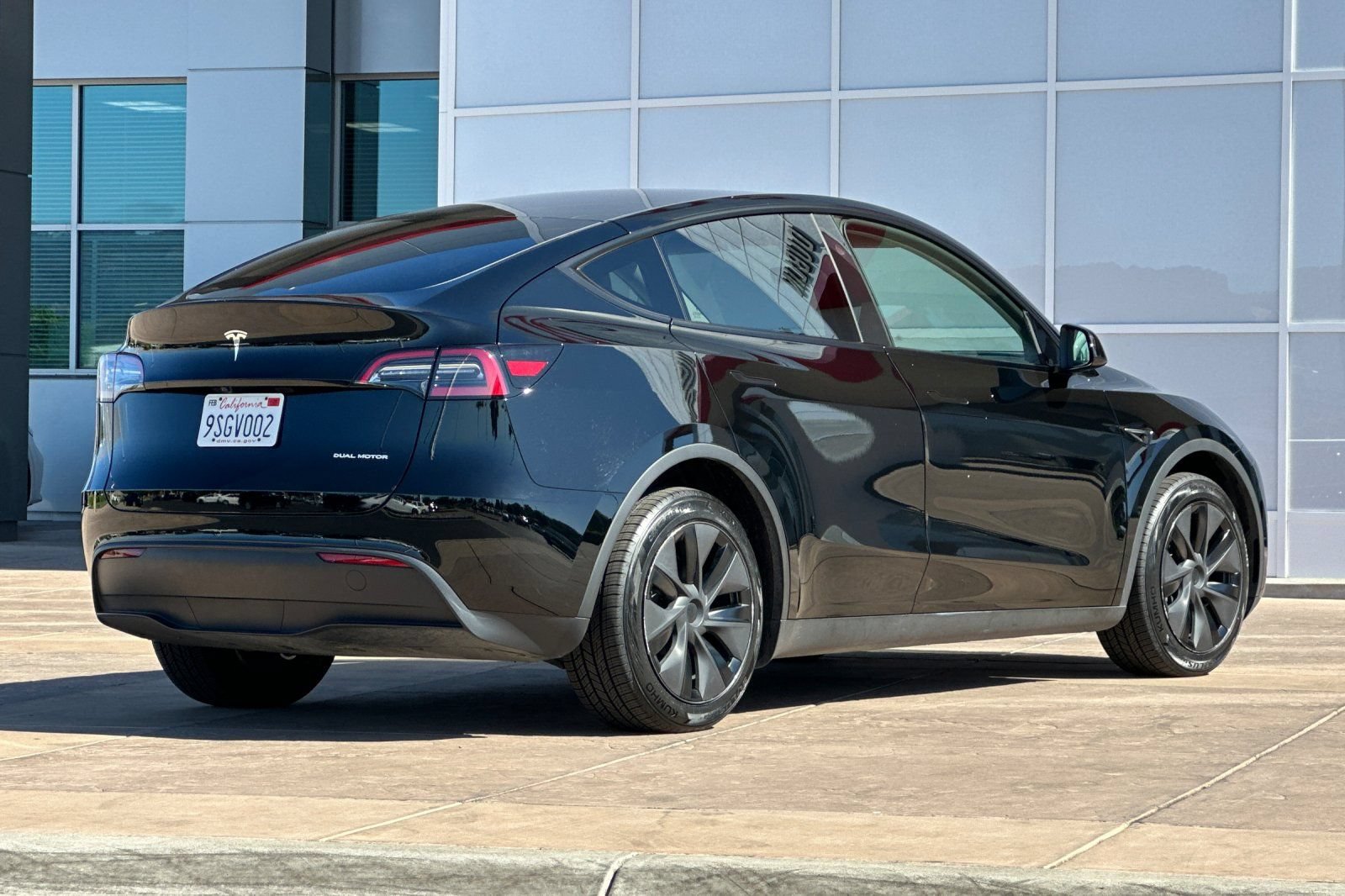 Used 2025 Tesla Model Y Long Range AWD/4WD image 4