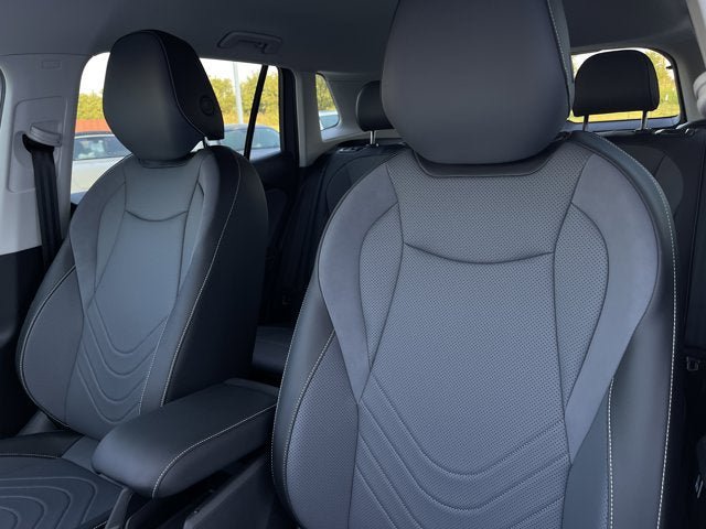 New 2025 Volkswagen Tiguan SE FWD image 13