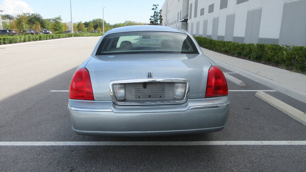 Used 2007 Lincoln Town Car Signature RWD image 4