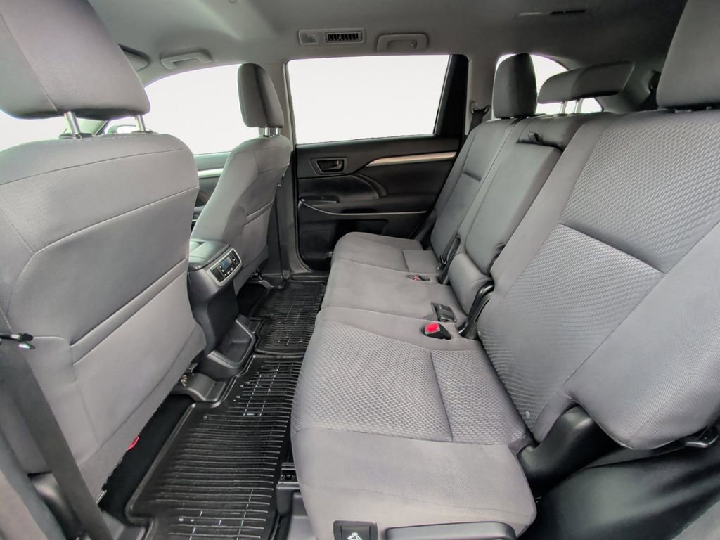 Used 2015 Toyota Highlander LE AWD/4WD image 13