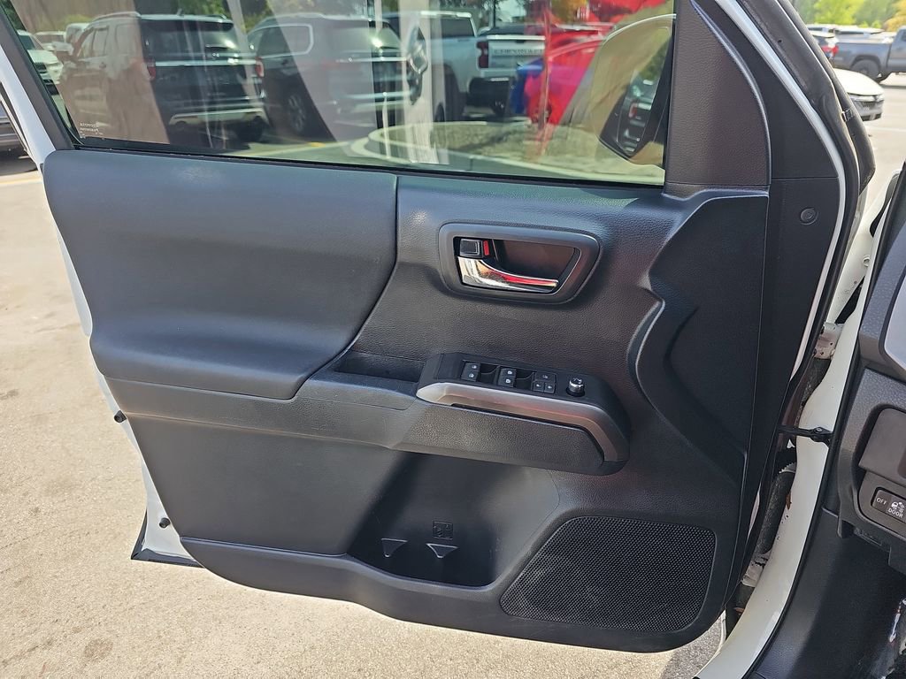 Used 2018 Toyota Tacoma TRD Off-Road image 29