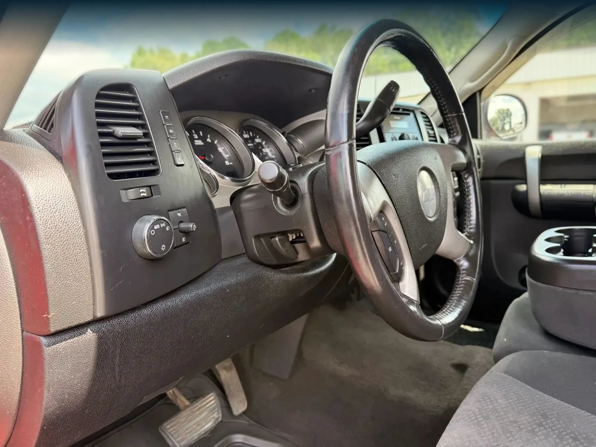 Used 2007 Chevrolet Silverado 1500 LT w/ 1LT Convenience Package AWD/4WD image 17