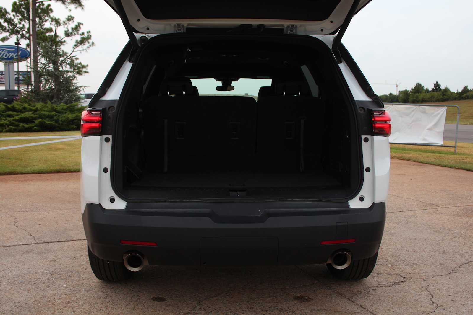Used 2023 Chevrolet Traverse LT FWD image 9