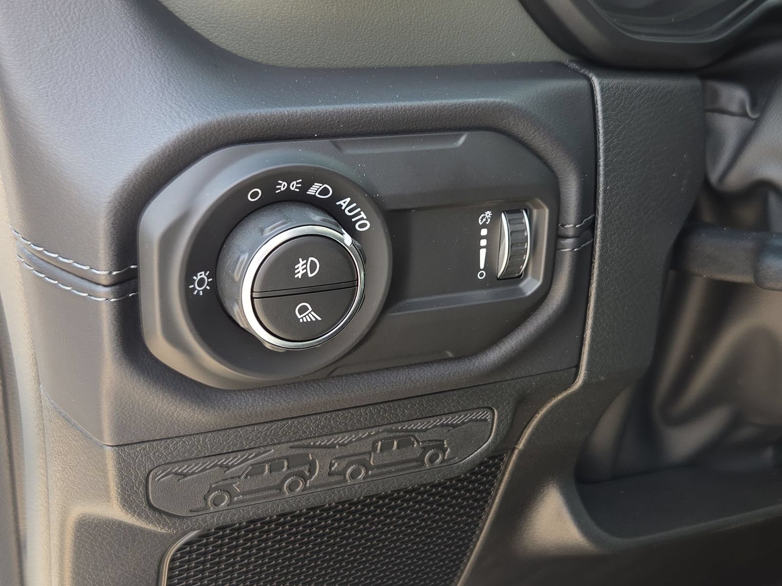 Used 2025 Jeep Gladiator Mojave w/ Convenience Group AWD/4WD image 17