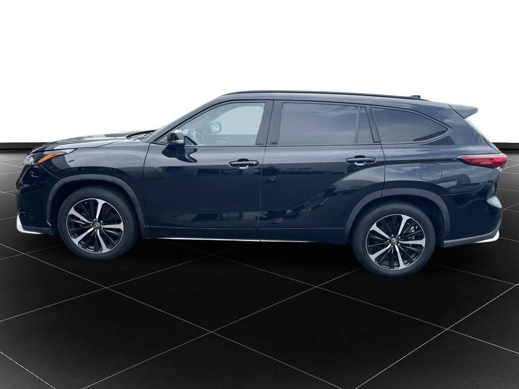 Used 2021 Toyota Highlander XSE AWD/4WD image 2