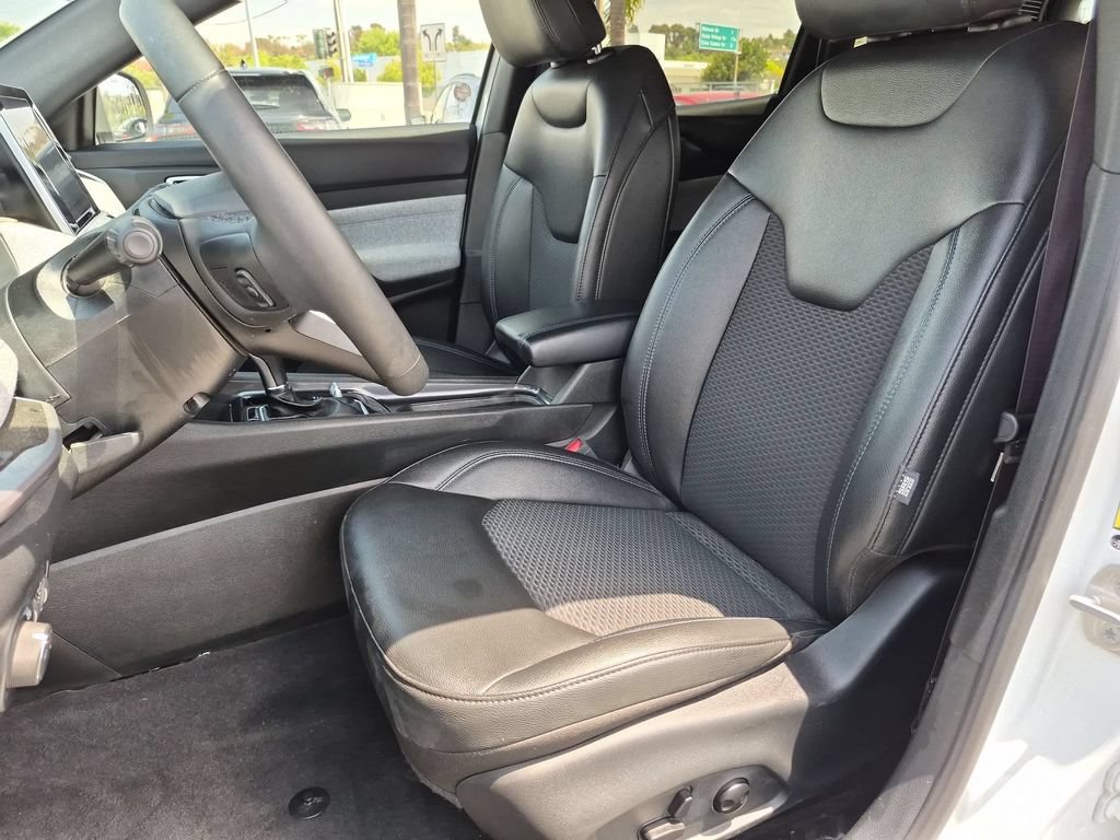 Used 2025 Jeep Compass Latitude w/ Sun & Sound Group AWD/4WD image 25