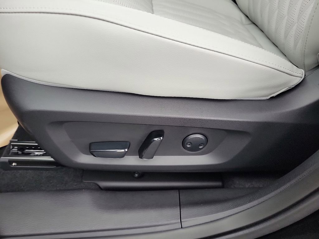 New 2025 Mitsubishi Outlander Platinum Edition image 11