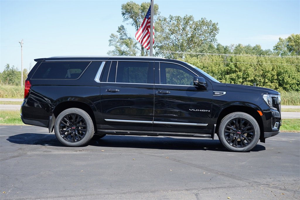 Used 2023 GMC Yukon XL SLT w/ SLT Luxury Package image 2