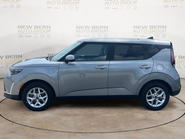 Used 2025 Kia Soul LX w/ LX Technology Package FWD image 2