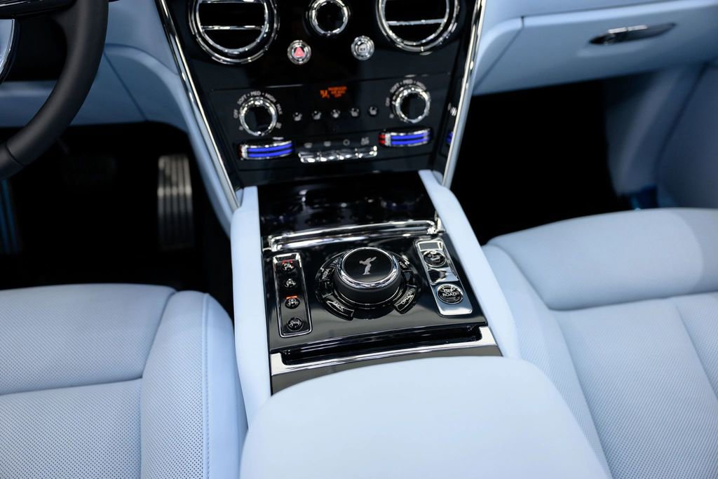 Used 2025 Rolls-Royce Cullinan AWD/4WD image 39