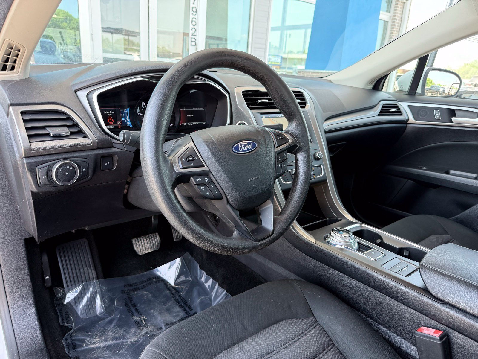 Used 2019 Ford Fusion SE FWD image 12