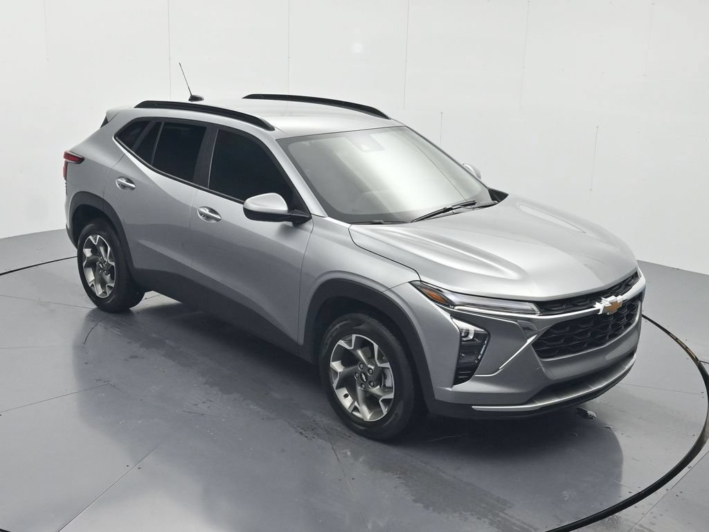 Certified 2025 Chevrolet Trax LT FWD image 30