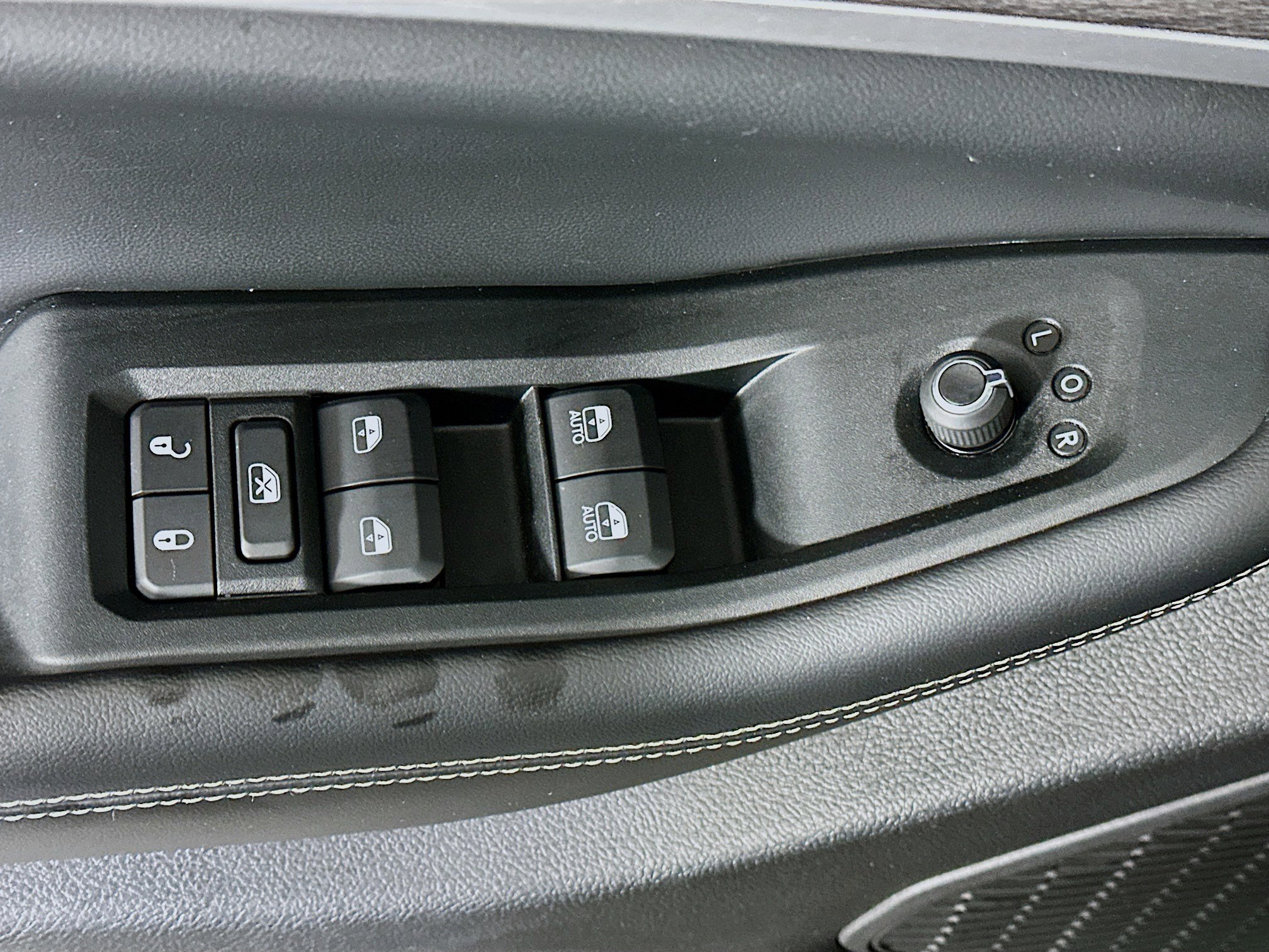 Used 2024 Jeep Grand Cherokee L Limited w/ Luxury Tech Group II image 15