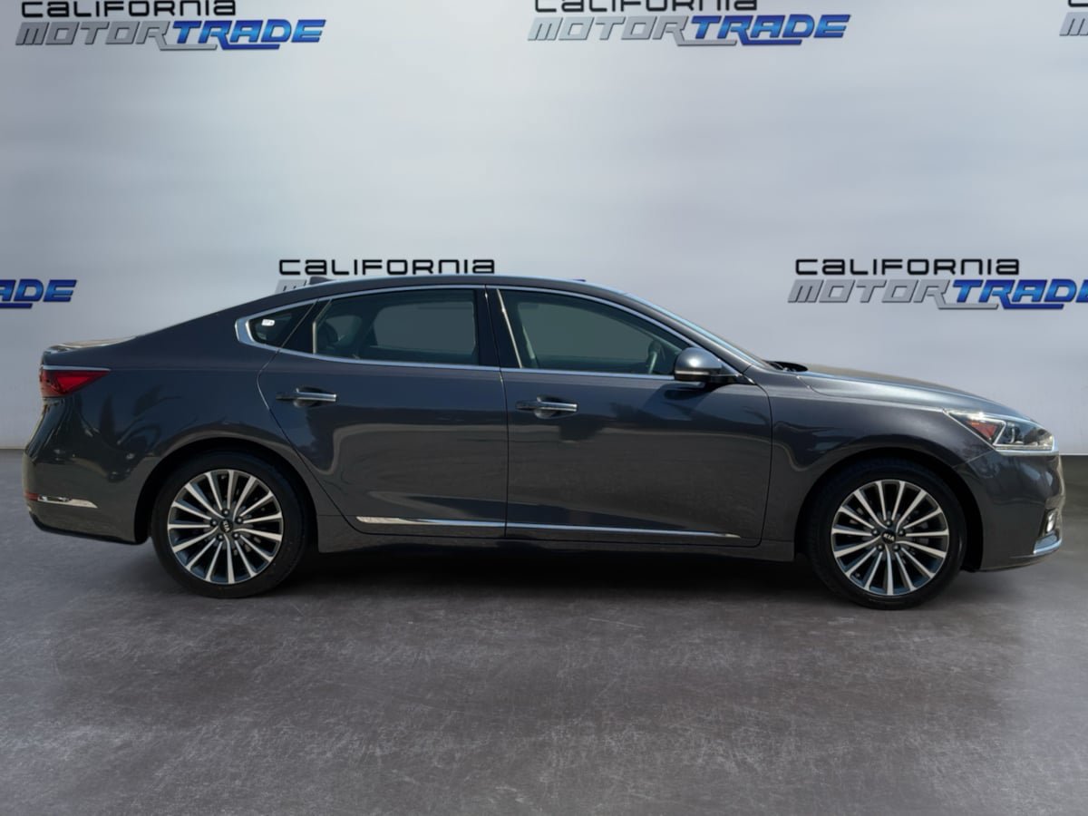 Used 2017 Kia Cadenza Premium w/ Luxury Package FWD image 4