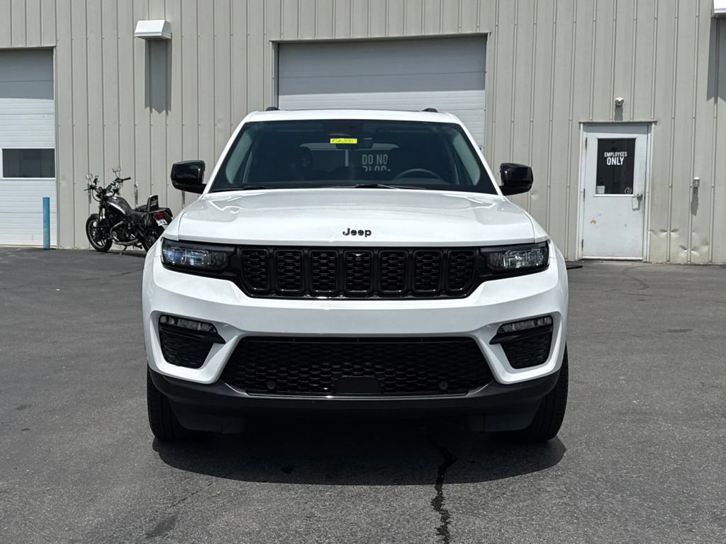 Used 2023 Jeep Grand Cherokee Limited w/ Luxury Tech Group II AWD/4WD image 2