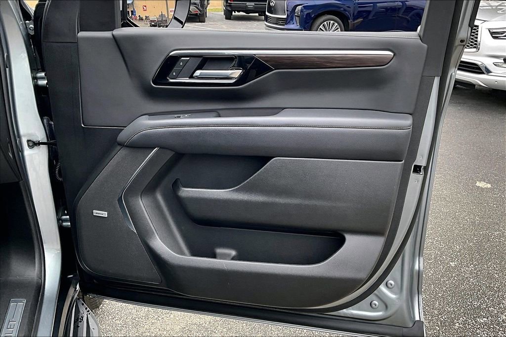 Used 2025 Chevrolet Suburban Premier image 23