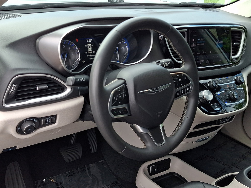 Used 2024 Chrysler Pacifica Touring-L FWD image 25