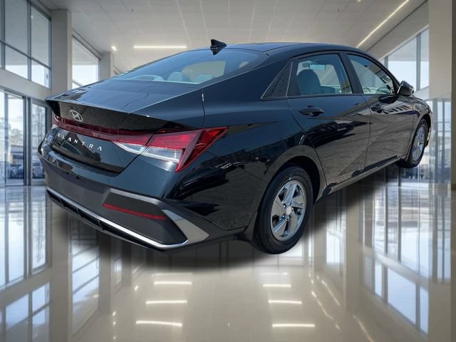 Certified 2024 Hyundai Elantra SE FWD image 5