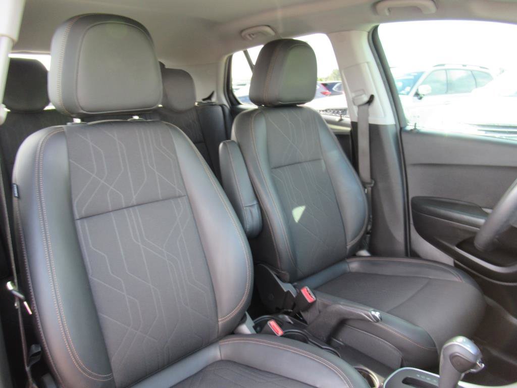 Used 2022 Chevrolet Trax LT w/ LT Convenience Package image 8