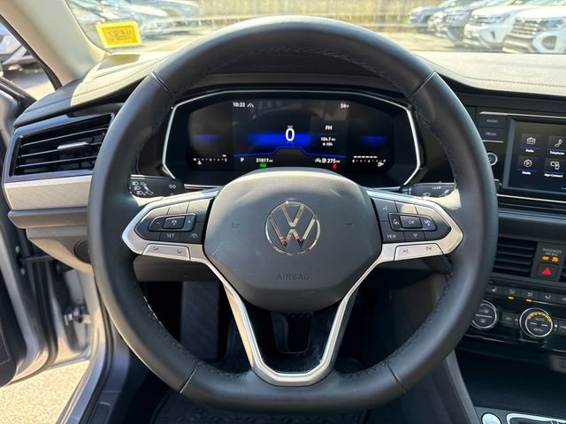 Used 2023 Volkswagen Jetta SE image 14