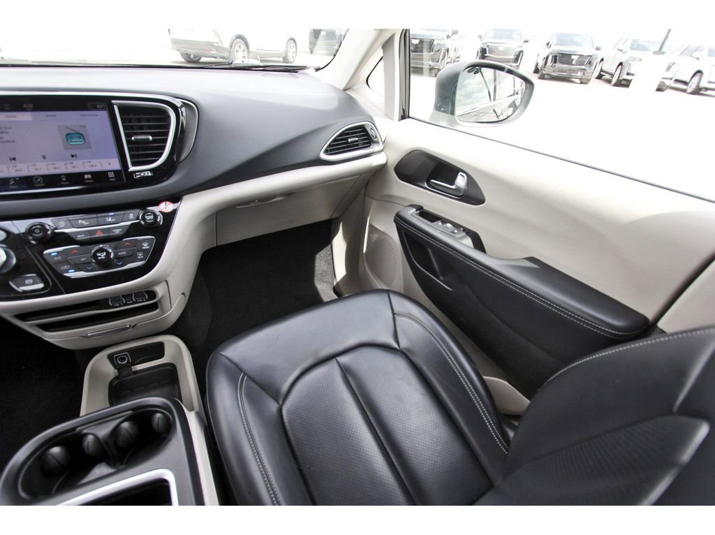 Used 2023 Chrysler Pacifica Touring-L image 10