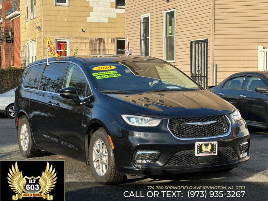 Used 2024 Chrysler Pacifica Touring-L image 3