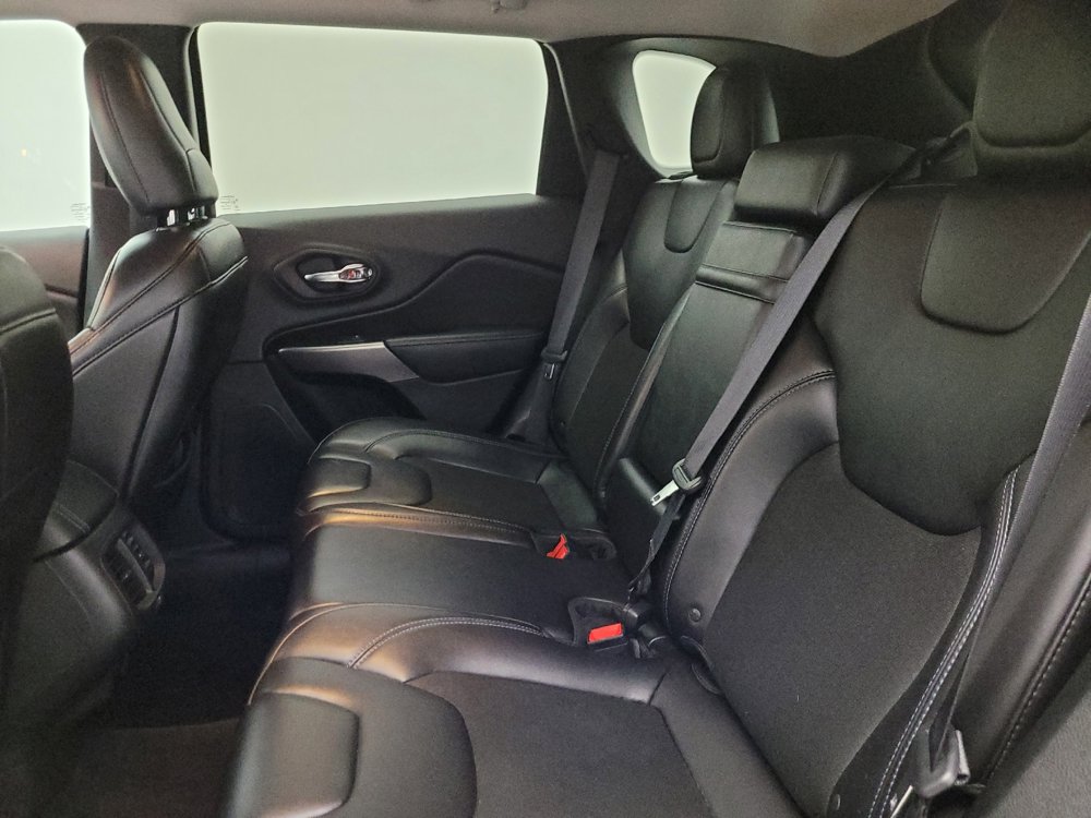 Used 2019 Jeep Cherokee Latitude Plus FWD image 18