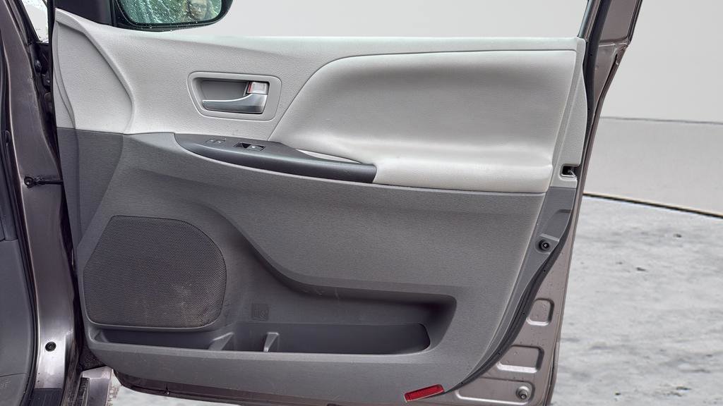 Used 2020 Toyota Sienna LE FWD image 23