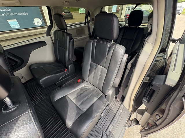 Used 2016 Chrysler Town & Country Touring w/ Driver Convenience Group FWD image 18