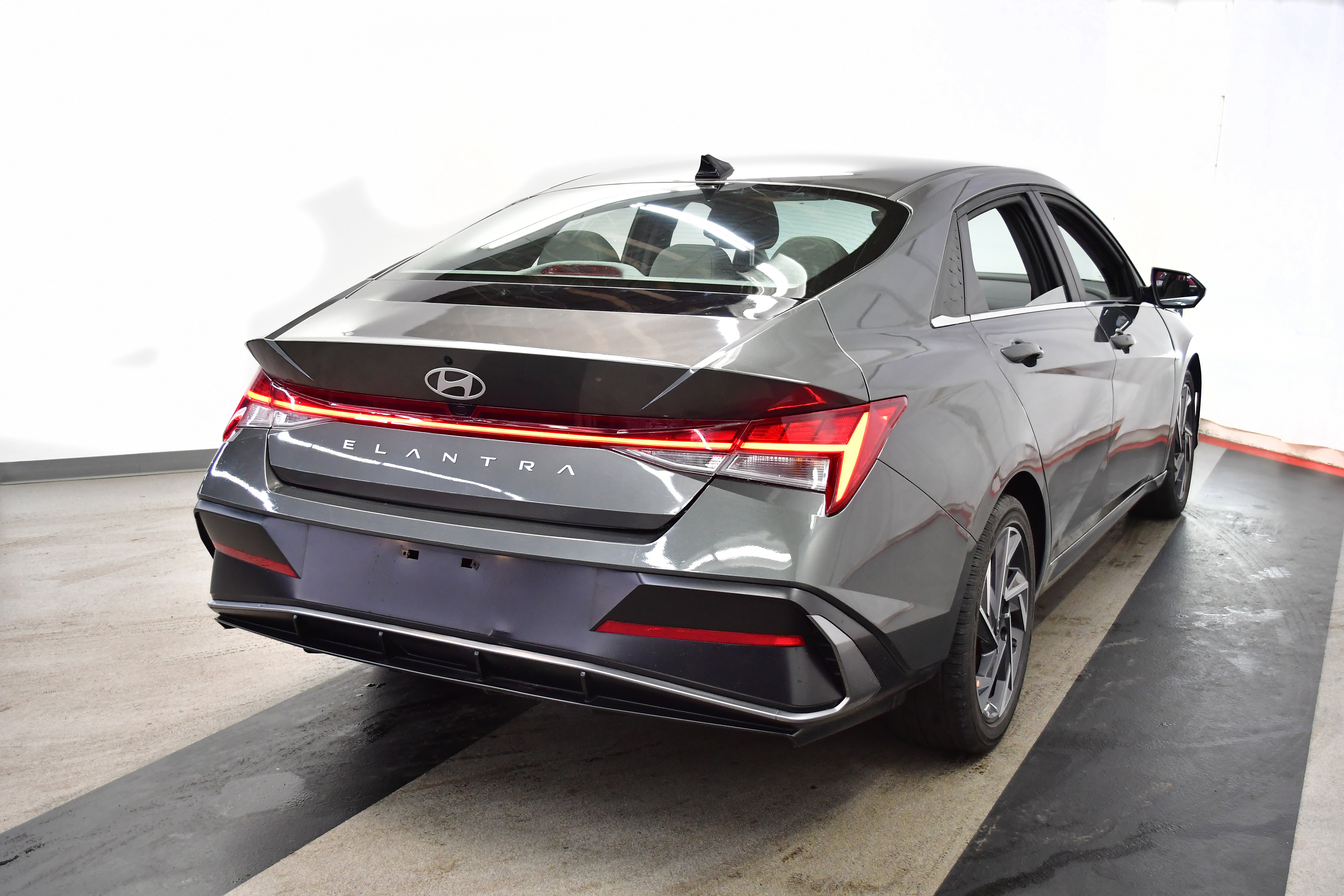 Used 2025 Hyundai Elantra SEL image 9