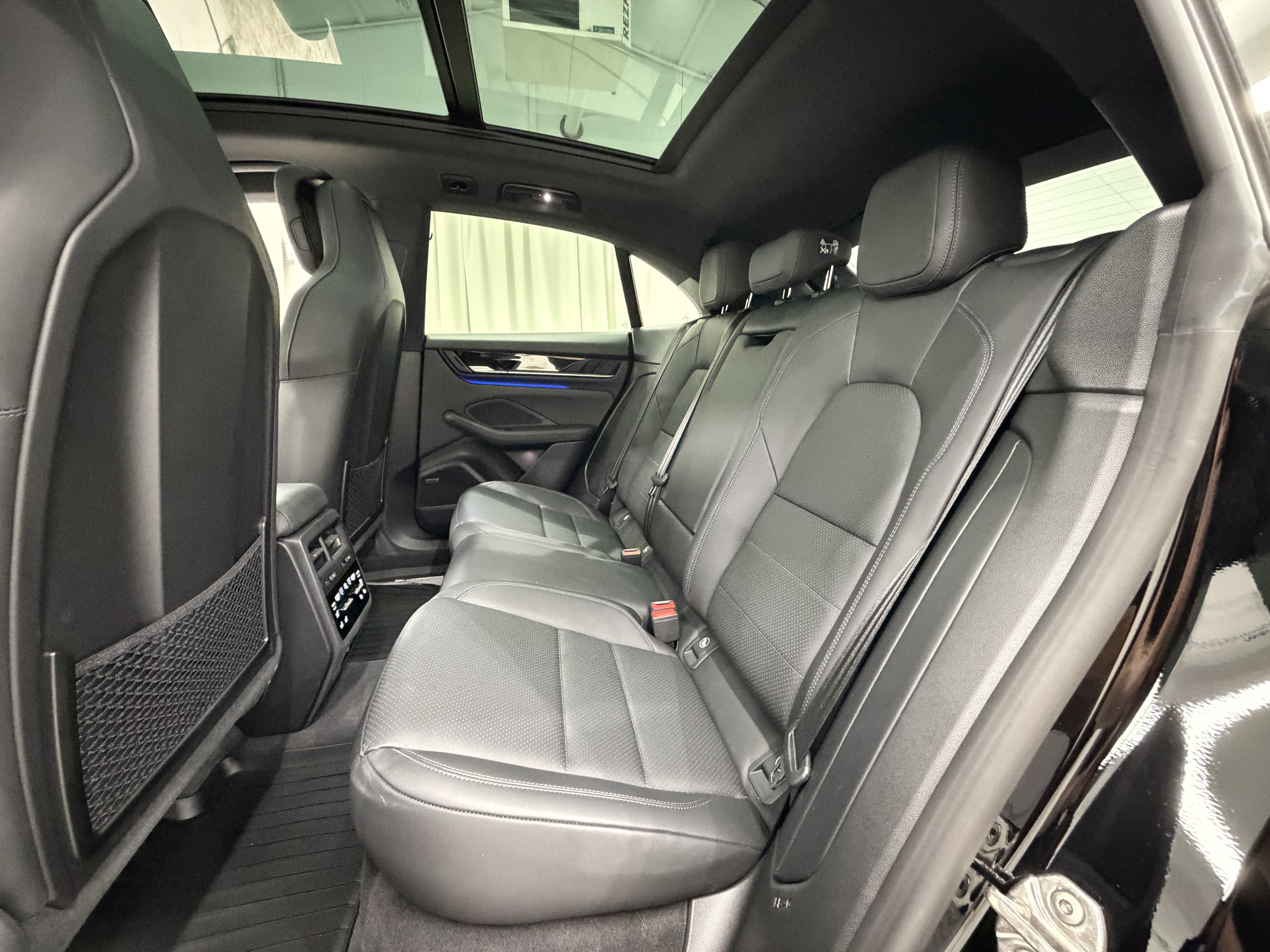 Certified 2025 Porsche Macan Electric RWD image 20