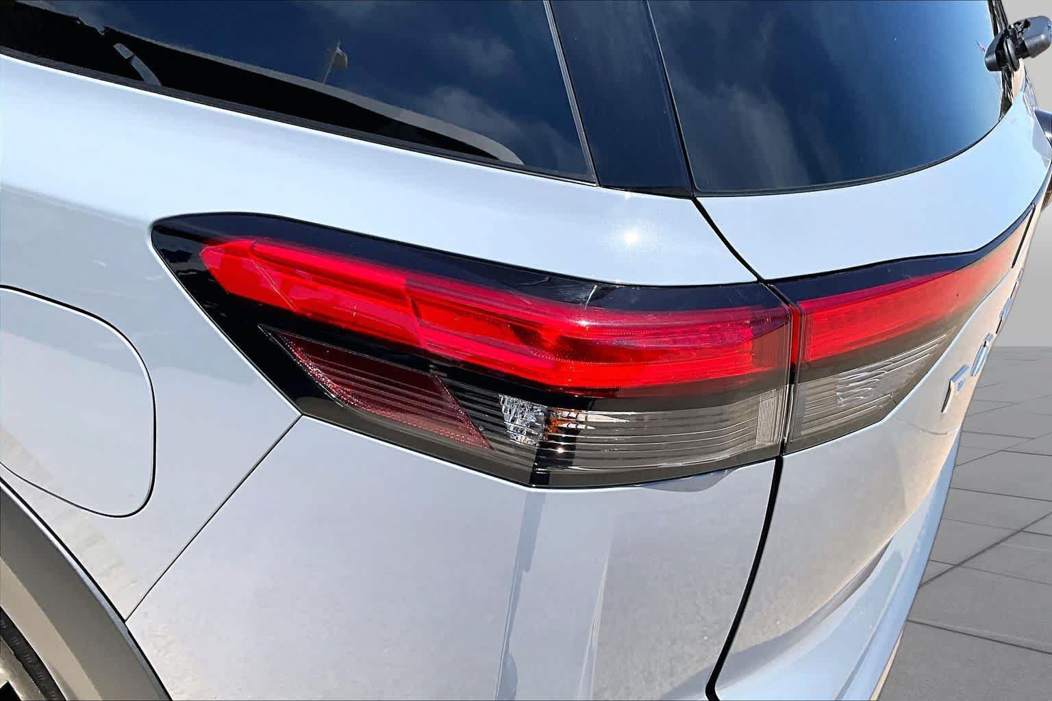 Certified 2025 Nissan Pathfinder Platinum AWD/4WD image 29