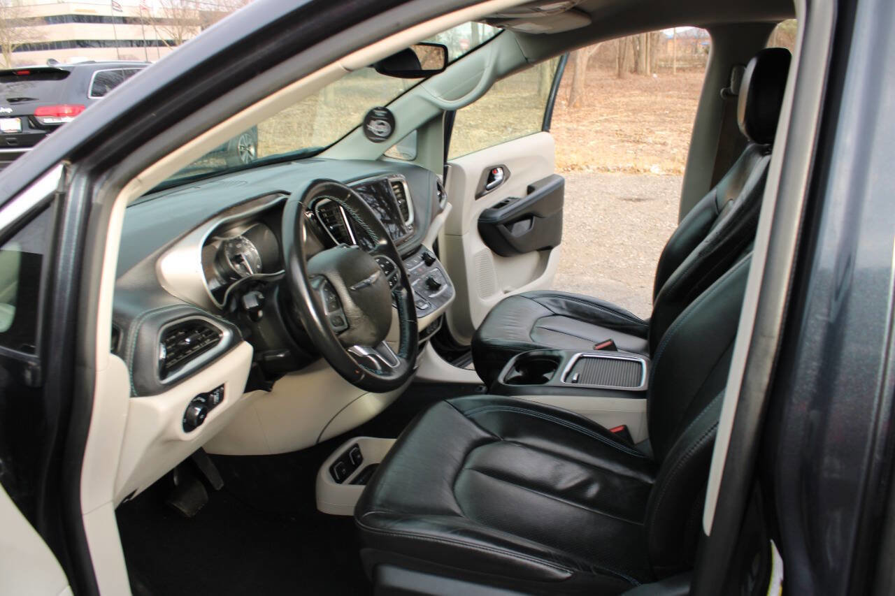 Used 2021 Chrysler Pacifica Touring-L FWD image 27