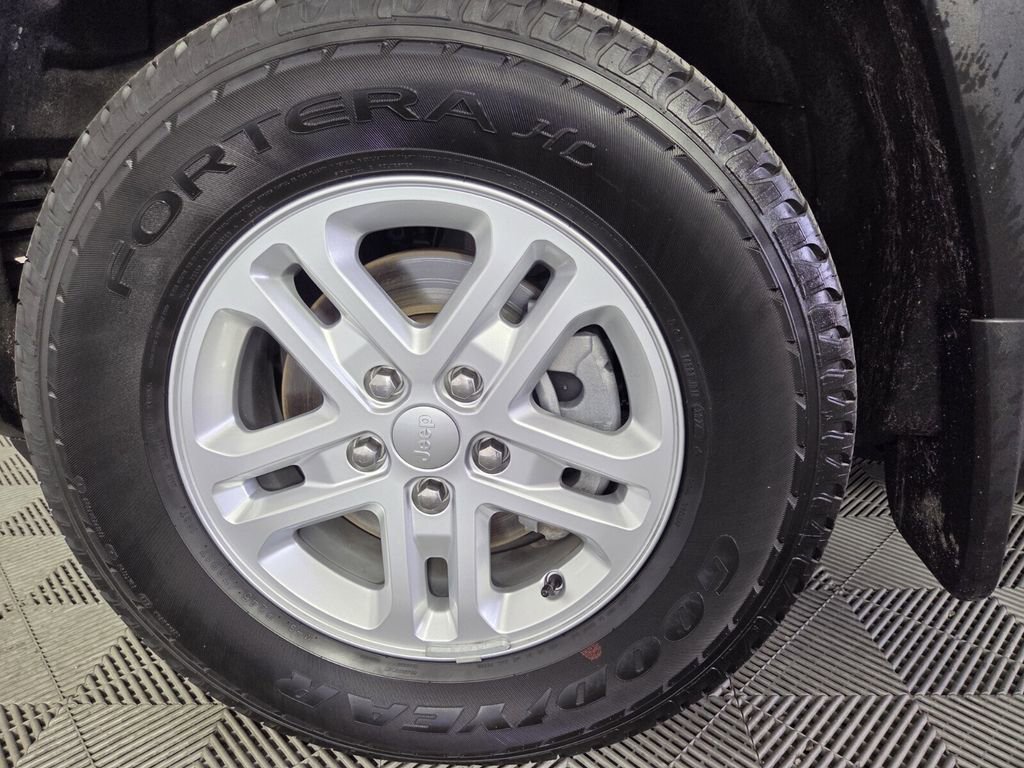 Certified 2025 Jeep Grand Cherokee Laredo w/ Luxury Tech Group I image 10