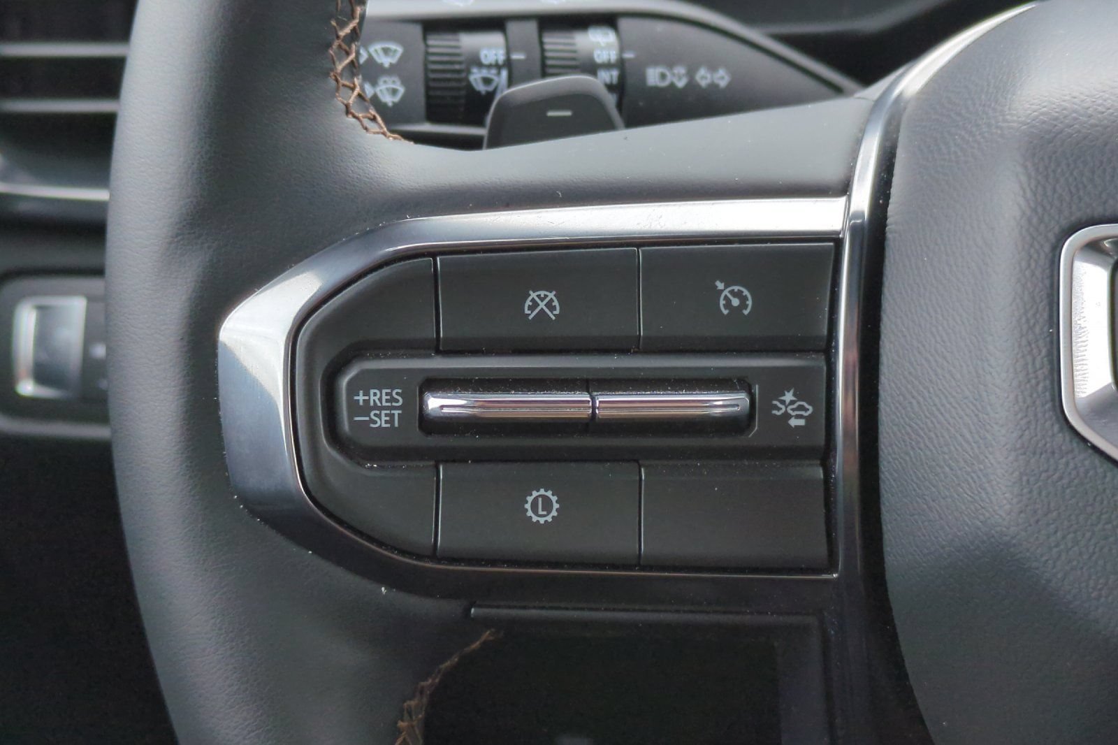 Used 2025 GMC Acadia AT4 w/ Luxury Package AWD/4WD image 35