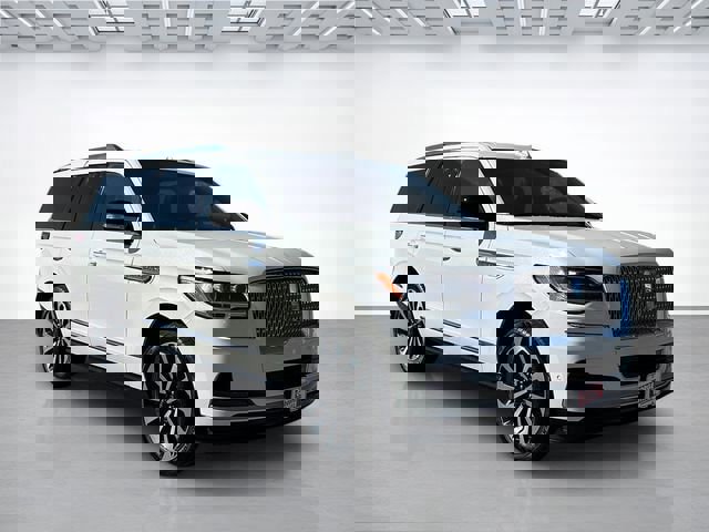 Used 2022 Lincoln Navigator Reserve image 2