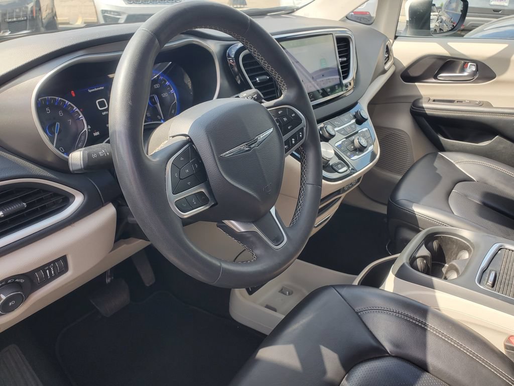 Used 2023 Chrysler Pacifica Touring-L FWD image 11