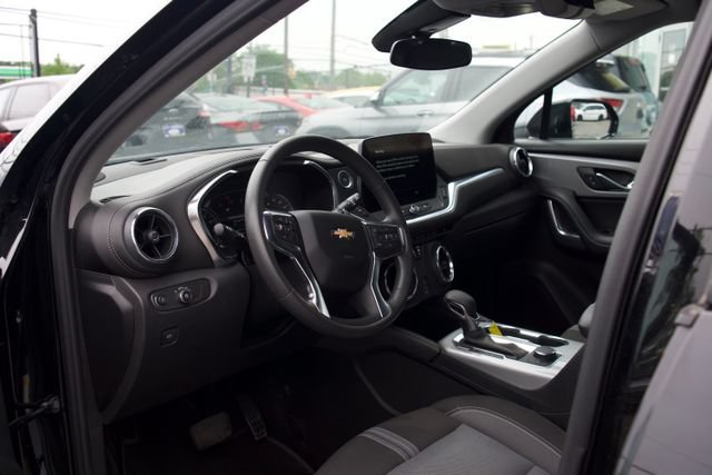 Used 2025 Chevrolet Blazer LT FWD image 11