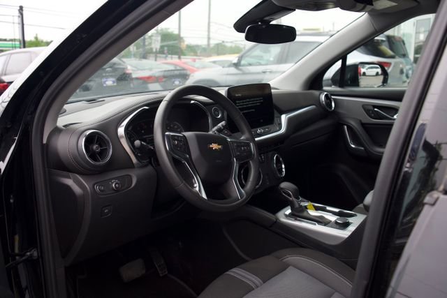 Used 2025 Chevrolet Blazer LT FWD image 11