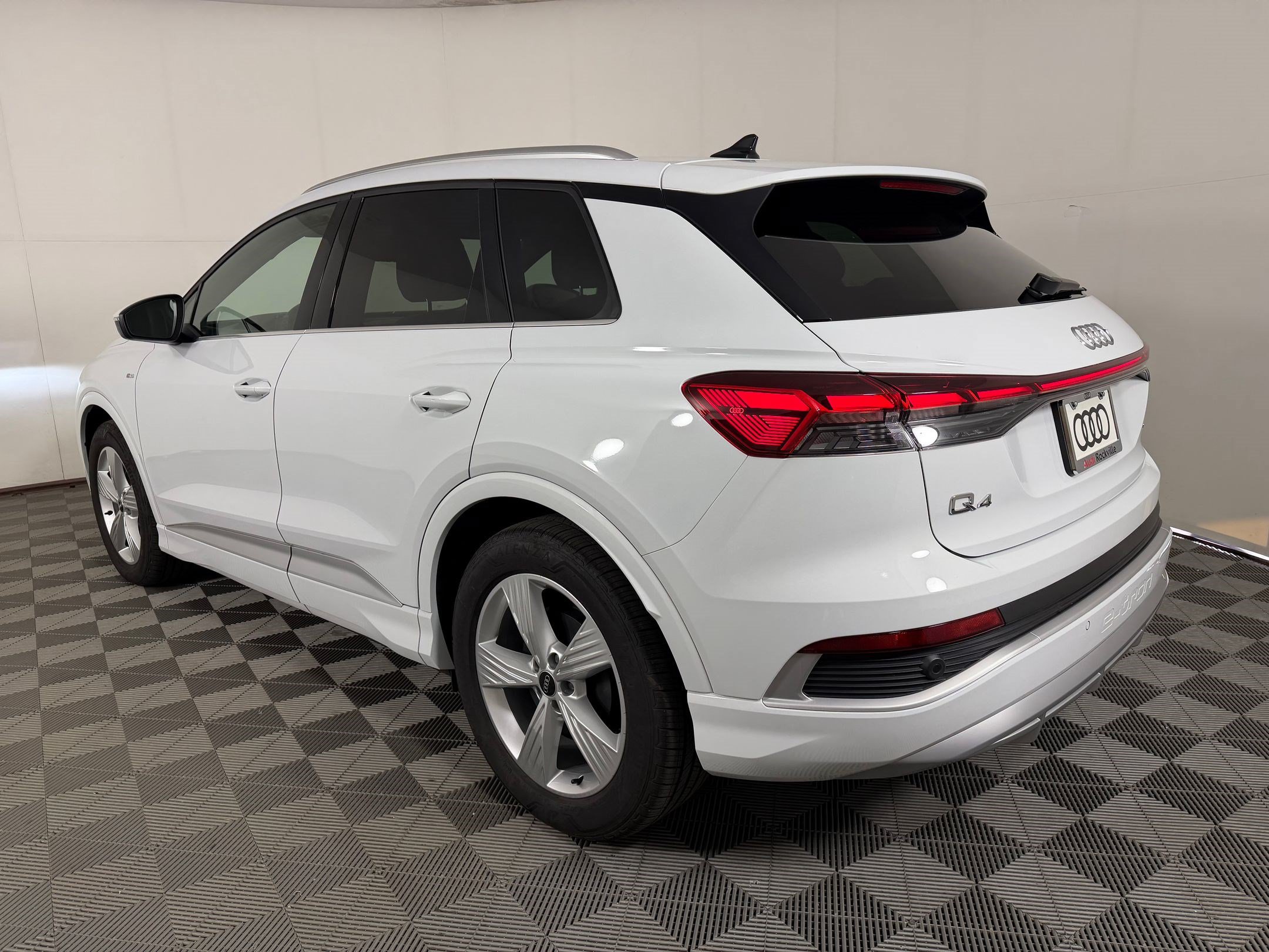 Used 2025 Audi Q4 e-tron Premium w/ Convenience Package AWD/4WD image 3