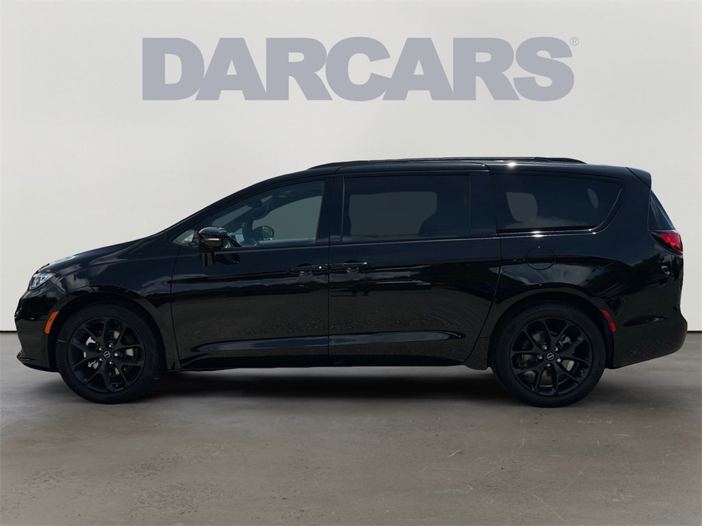 New 2026 Chrysler Pacifica Limited w/ Uconnect Theater Family Group image 4