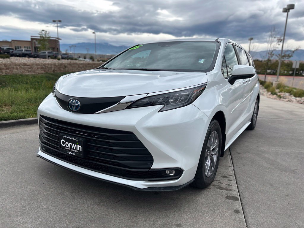Used 2025 Toyota Sienna XLE w/ XLE Plus Package AWD/4WD image 3