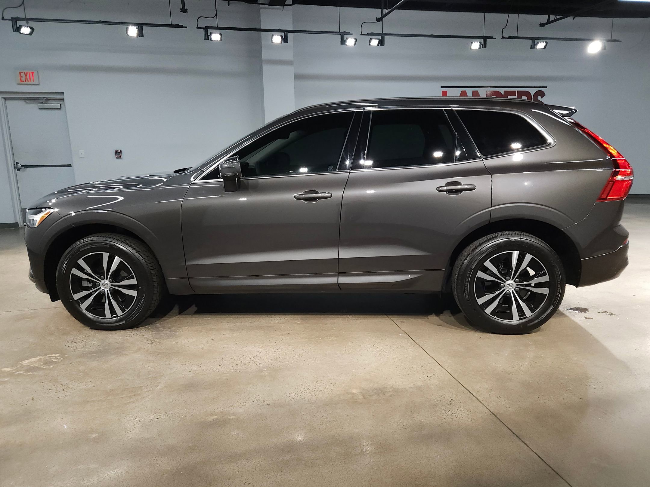 Used 2023 Volvo XC60 B5 Core image 4