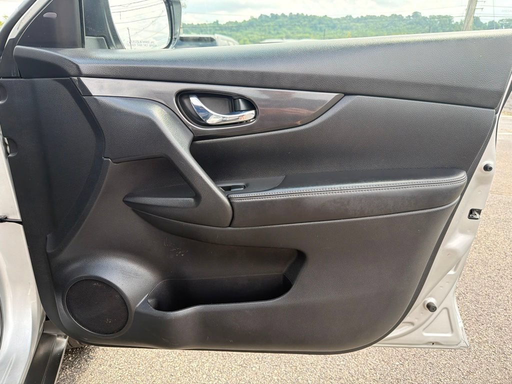 Used 2018 Nissan Rogue SV FWD image 31