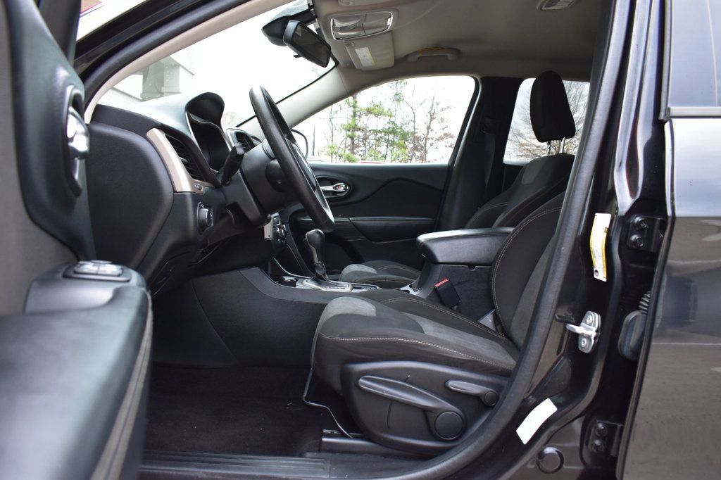 Used 2016 Jeep Cherokee Sport image 12