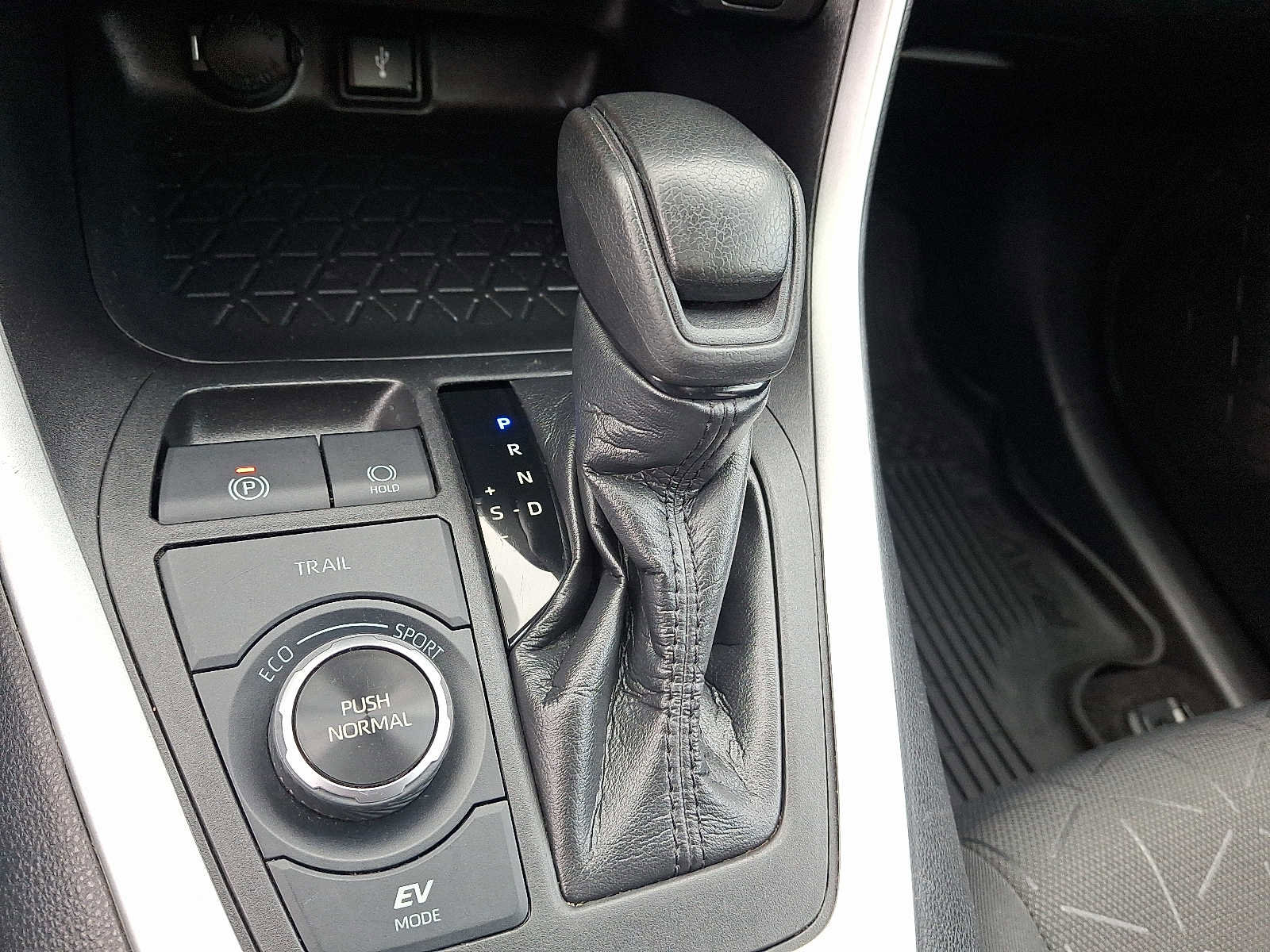 Certified 2021 Toyota RAV4 XLE w/ Convenience Package image 18