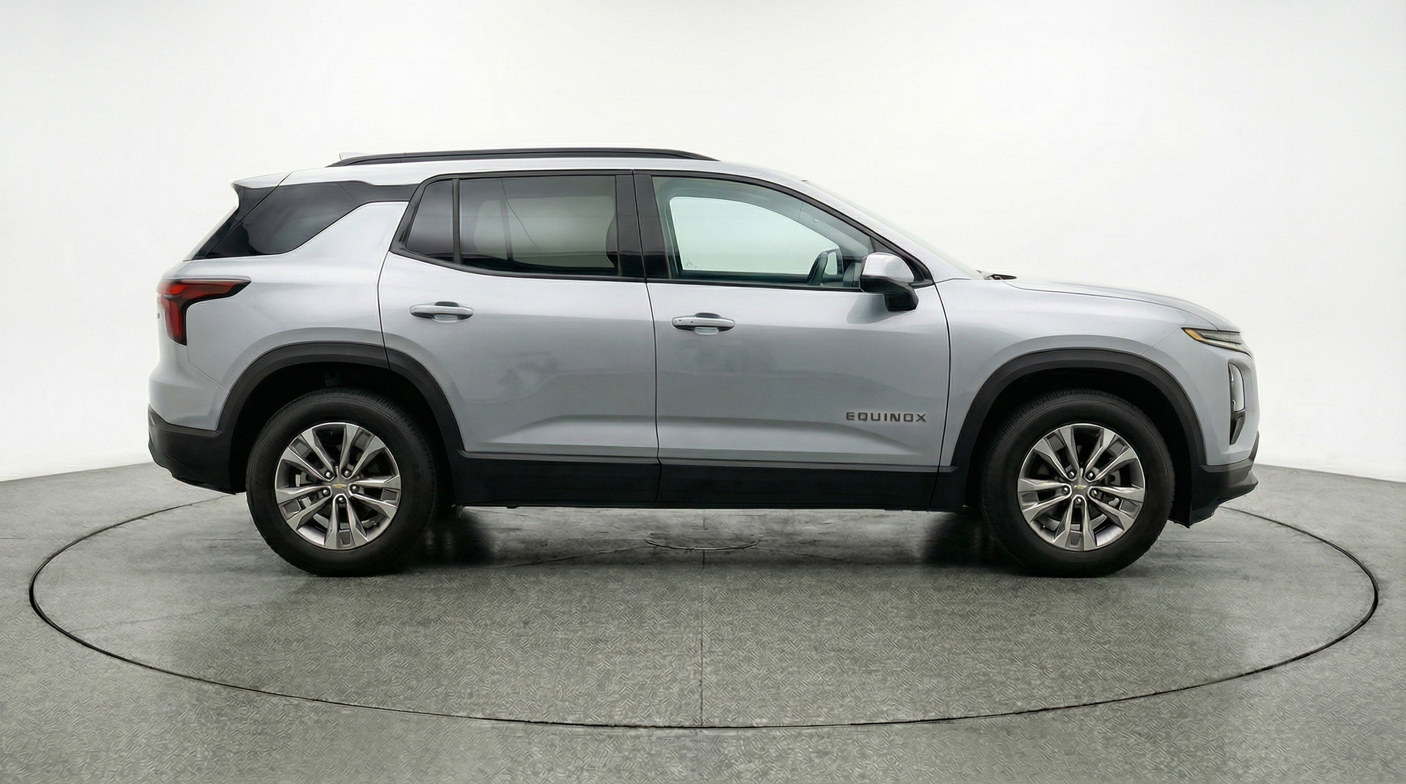 Used 2025 Chevrolet Equinox LT FWD image 11