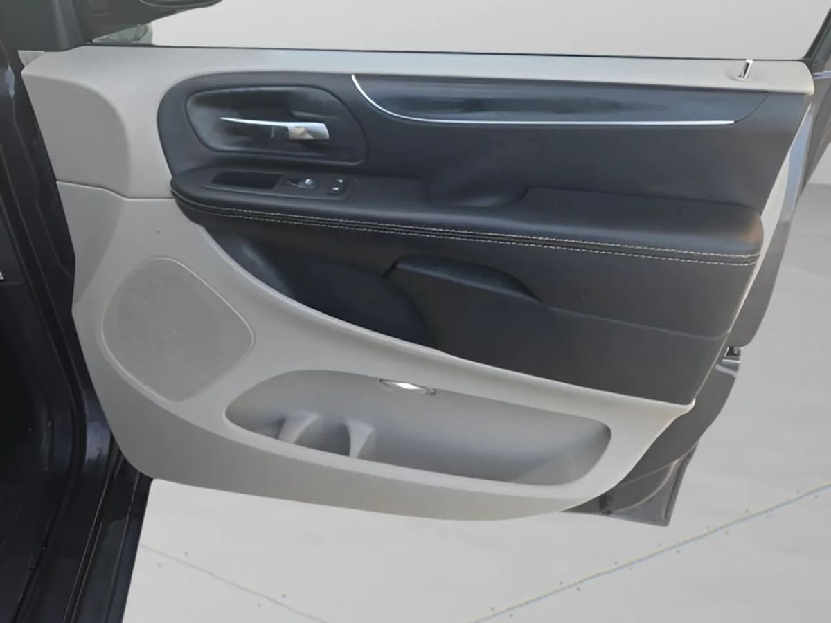 Used 2017 Dodge Grand Caravan SXT FWD image 33